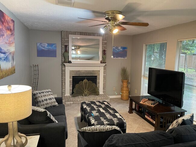 Family room 55” new smart Tv, bright and sunny - 2931 Valley Rose Dr