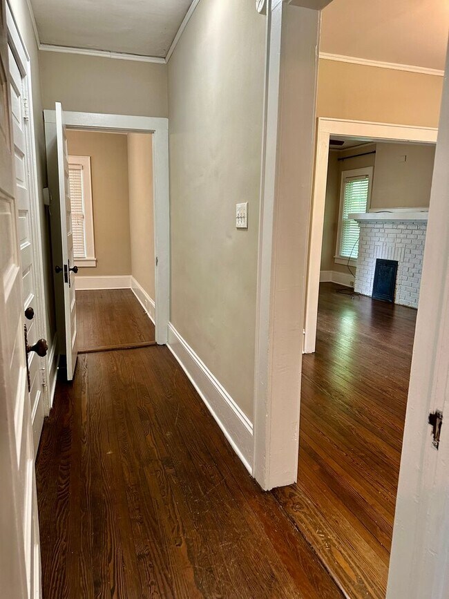Building Photo - Spectacular Bungalow, Right Outside Uptown!