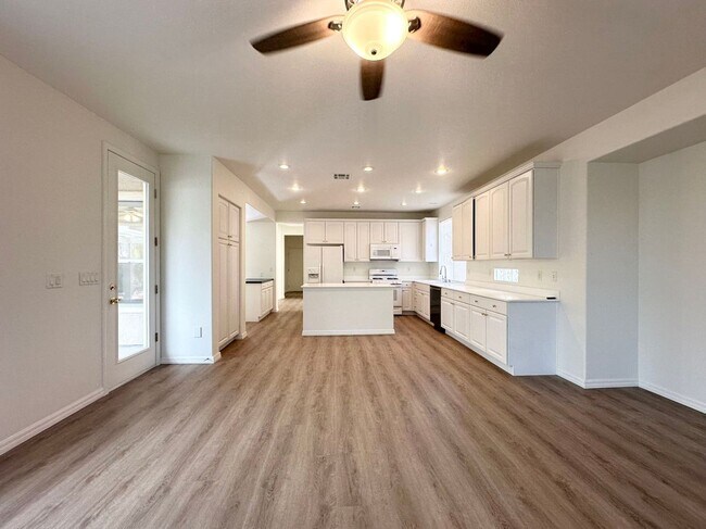 Building Photo - 4684 Riva De Romanza St