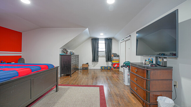 Building Photo - 92 Plainfield Dr