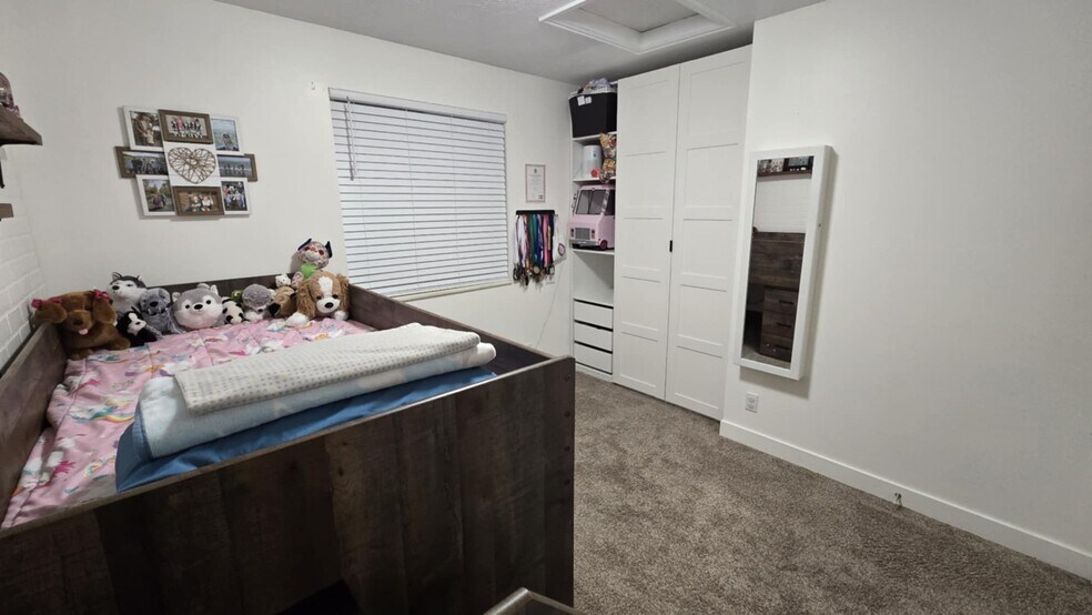 2nd bedroom with custom closet - 2504 W Pine Needle Pl