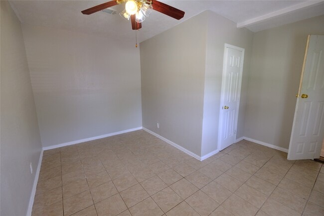 Building Photo - 6718 Midfield Dr