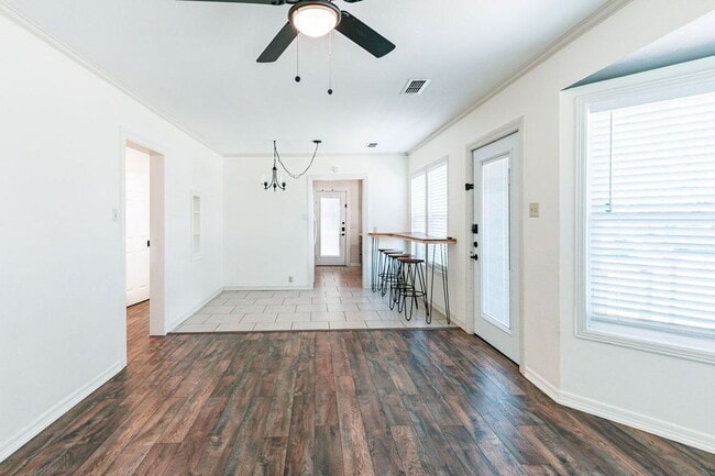 Building Photo - Cute 2 Bedroom Close to Texas Tech