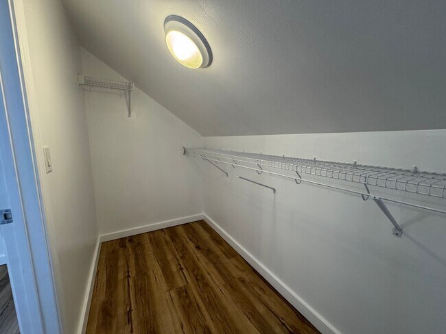 Building Photo - Stunning 4 Bedroom with 3 Bathroom Home in...