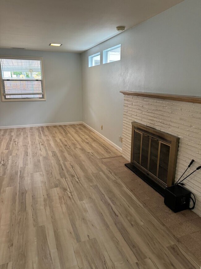 Building Photo - Charming 3-Bedroom Home