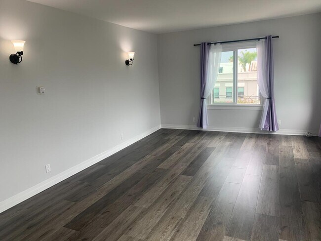 Building Photo - 1034 Hyperion Ave