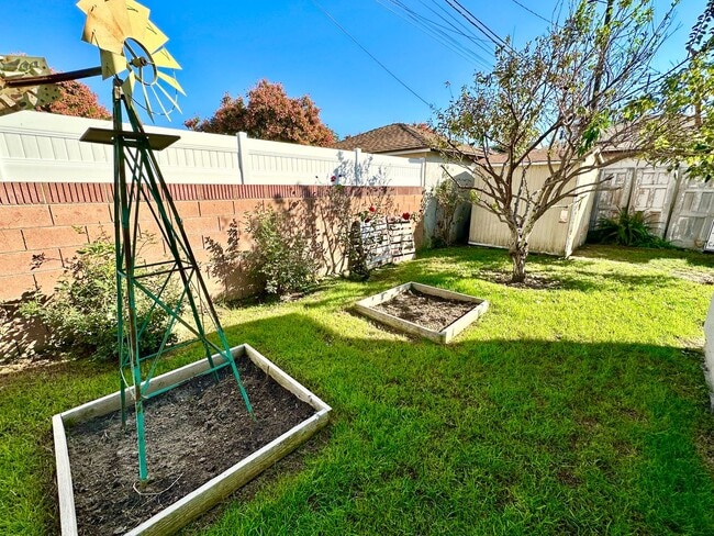 Building Photo - 3 Bedroom 2 Bathroom Lakewood House with Private Backyard down the street from Lakewood High School