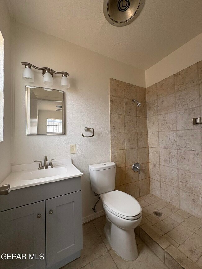 Building Photo - 4900 Debeers Dr