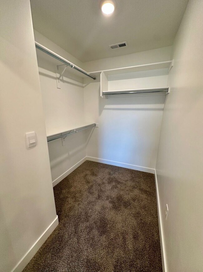 Building Photo - BRAND NEW Long Valley Home