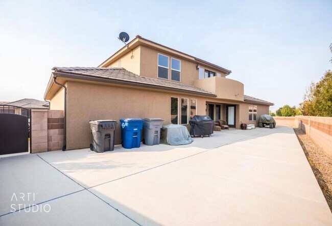 Building Photo - Six-Bedroom Home Includes Casita and RV Parking