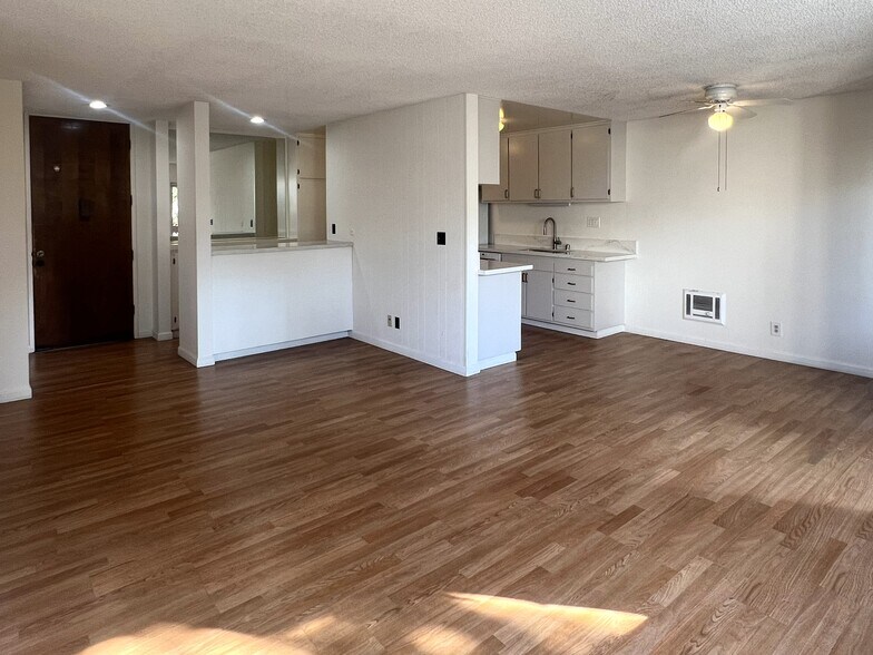 Building Photo - 6000 Canterbury Dr