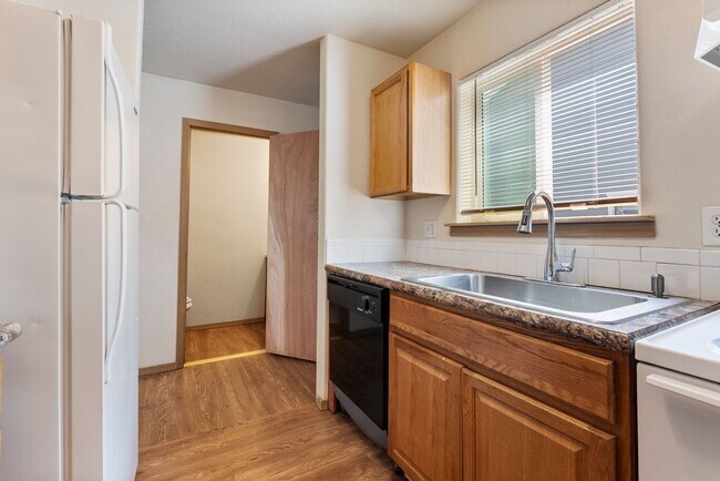 Building Photo - Spacious 2-Bedroom Townhome in SE Portland