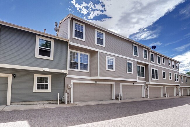 Building Photo - 2bed 2 bath townhome located in the Southp...