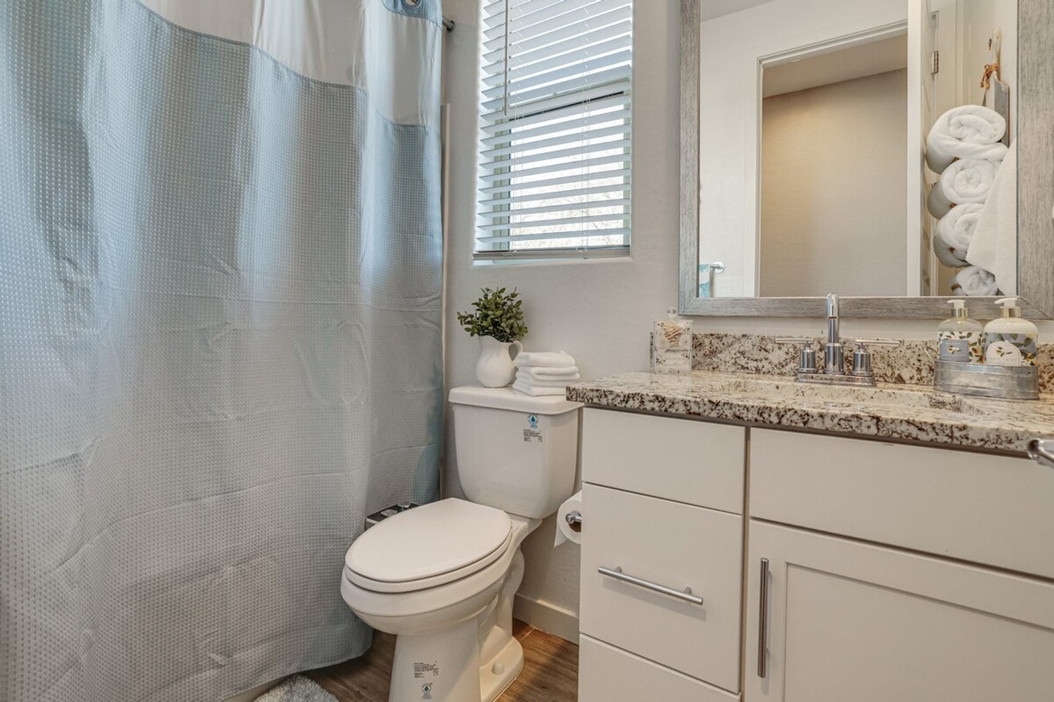 Building Photo - 417 E Emerald Dr