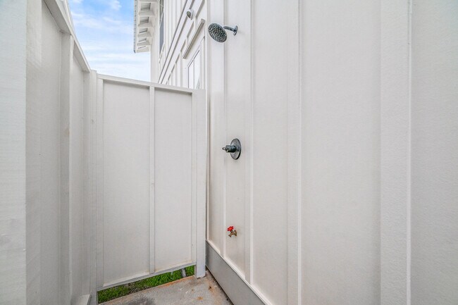 Building Photo - 9679 Navarre Pkwy