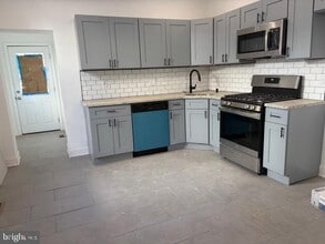 Building Photo - 1811 E Airdrie St