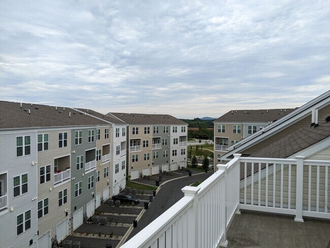 Building Photo - Gorgeous Newer Build (2019) 4 level townho...