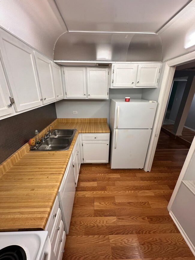 Building Photo - 3680 Inverrary Dr