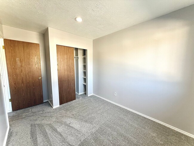 Building Photo - 3 Bedroom Townhome Available March 1