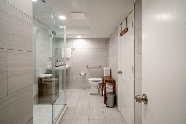 Building Photo - 525 Circle Dr