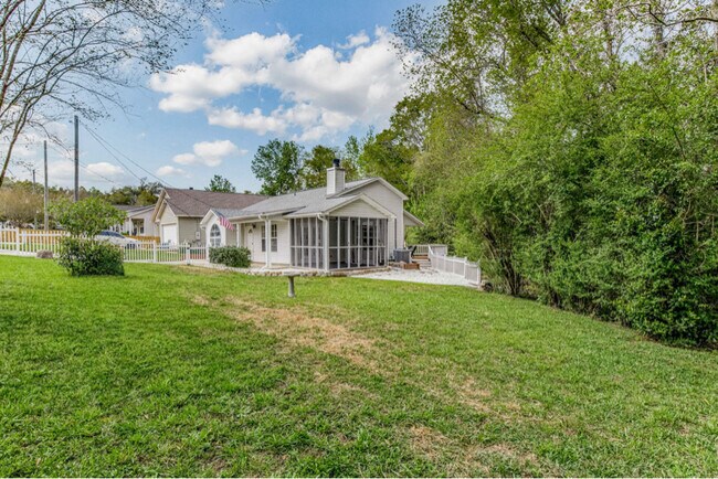 Building Photo - 3420 Riverside Dr
