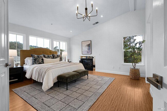 Building Photo - Luxury Living in Fountaingrove