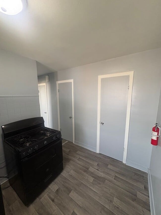 Building Photo - 1318 E Frye Ave