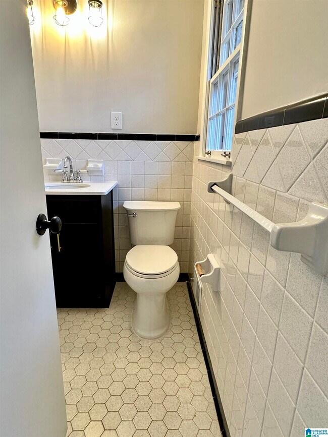 Building Photo - 231 Hillwood Ln