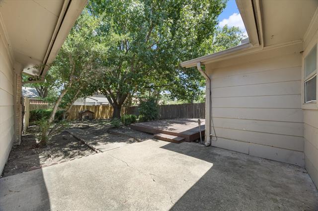 Building Photo - 2413 Village Green Dr