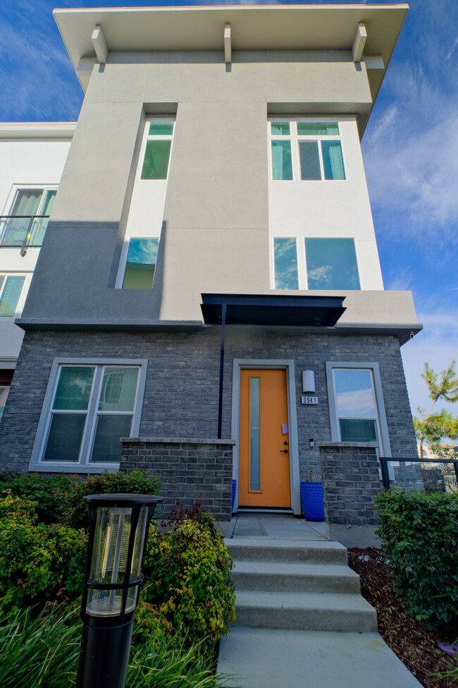 Building Photo - Beautiful 3 Bedroom, 2.5 Bath Townhome in ...