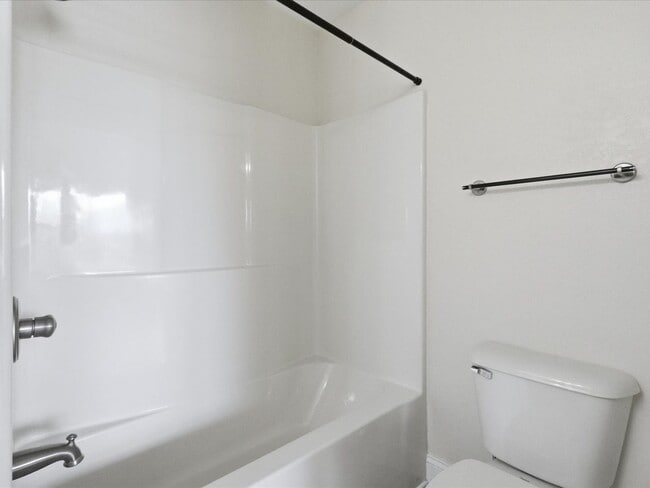 Building Photo - City of Maryville 37801 - Beautifully Updated 2-Bedroom, 2.5-Bath Townhome. Contact Vicki Everbac...