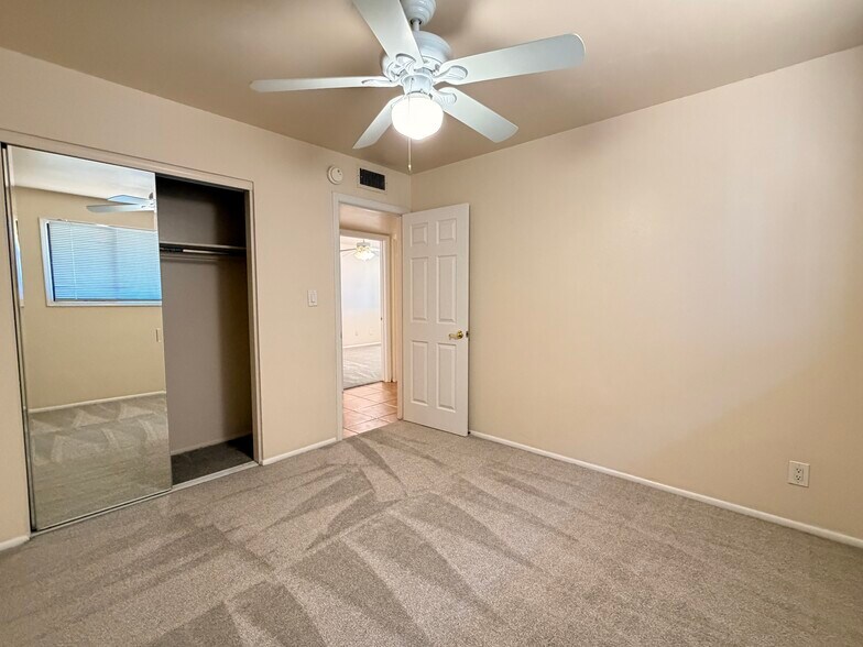 Building Photo - 2163 E Manhatton Dr