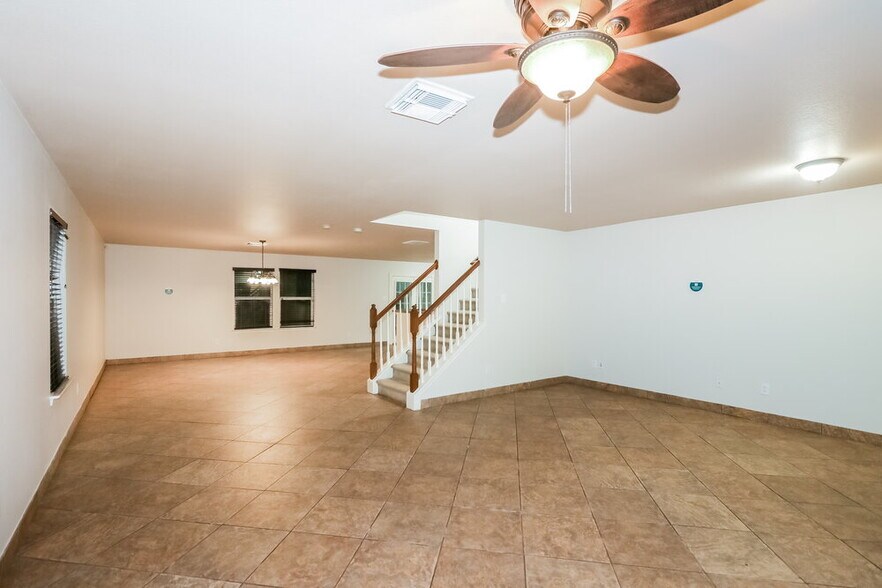 Building Photo - 5027 Oak Briar Ln