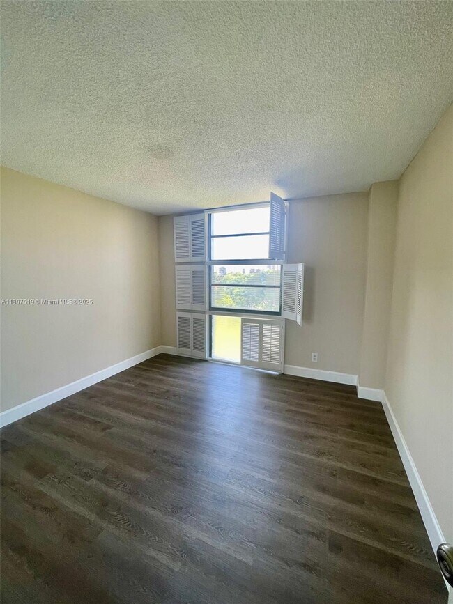 Building Photo - 20400 W Country Club Dr