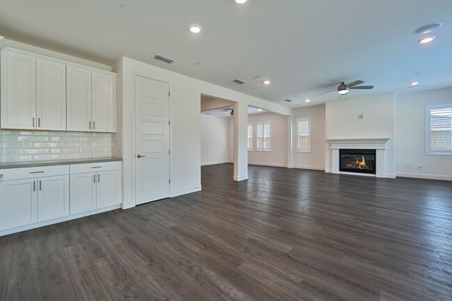 Building Photo - Luxury 5 Bedroom Home in Serrano – Spaciou...