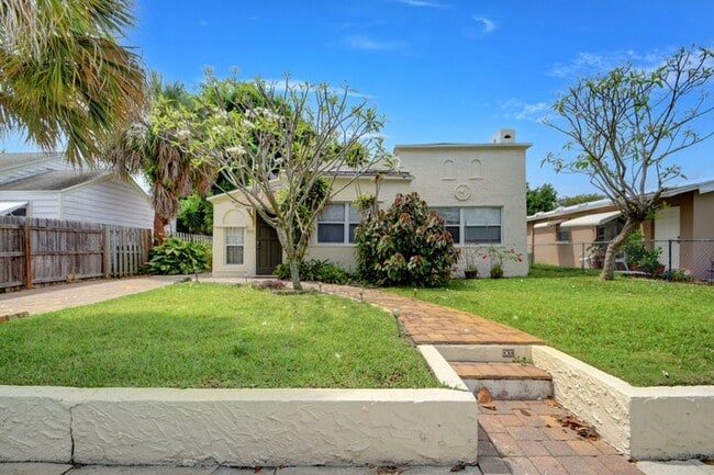Building Photo - 830 Valley Forge Rd