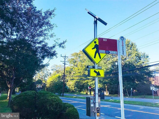 Building Photo - 4904 Hollywood Rd