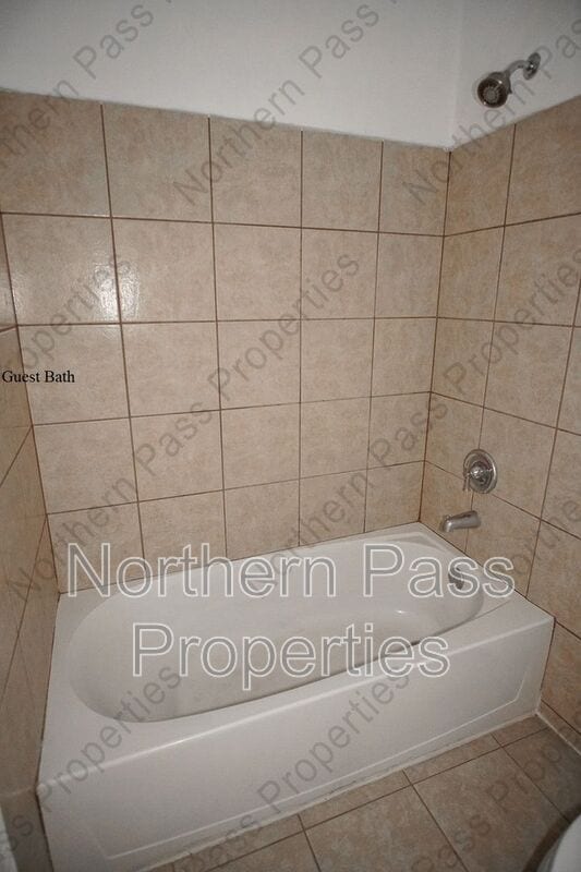 Building Photo - 8489 Roseway Dr