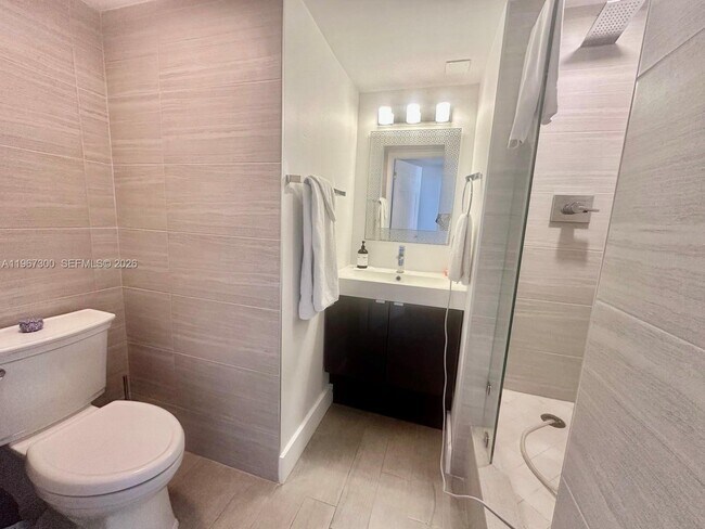 Building Photo - 2555 Collins Ave