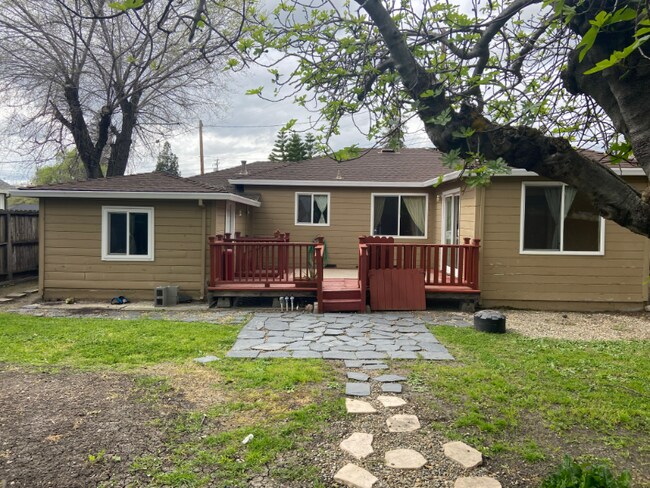 Building Photo - 2910 Knoll Dr