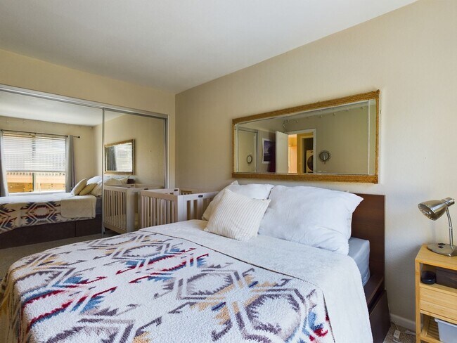 Building Photo - Luxury Monterey Condo with washer-dryer