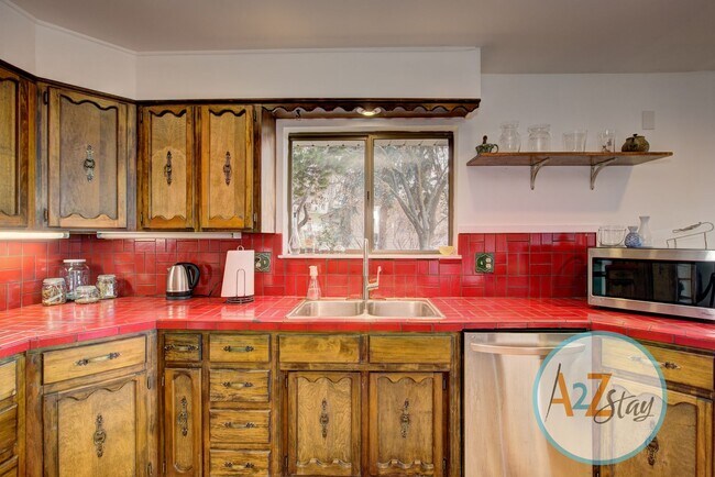 Building Photo - Executive Rental in North End Foothills