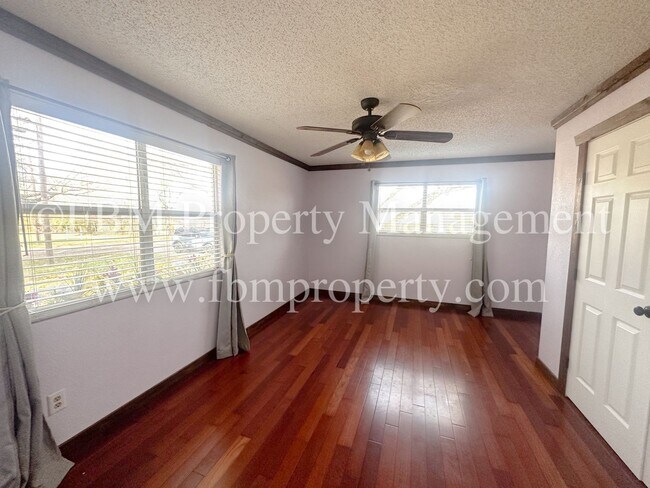 Building Photo - 605 Normandy - Charming 4 Bedroom, 2 Bathr...