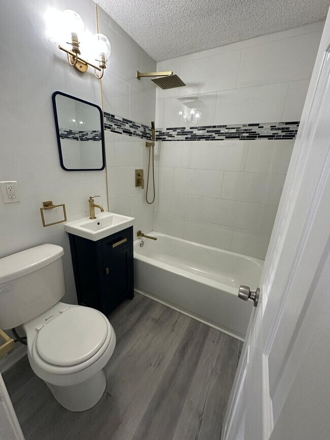 Building Photo - 4 bedroom 1 bath