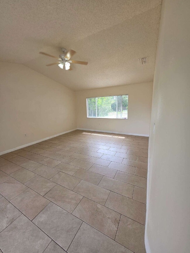 Building Photo - "Charming 3-Bed, 2-Bath Haven in Spring Hill – Your Perfect Florida Retreat!"