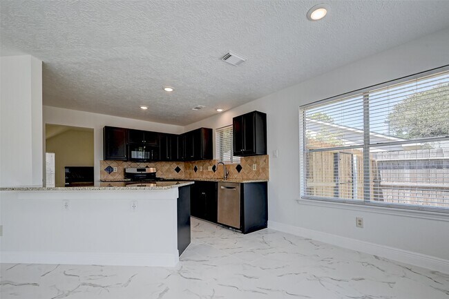 Building Photo - 16015 Surrey Woods Dr