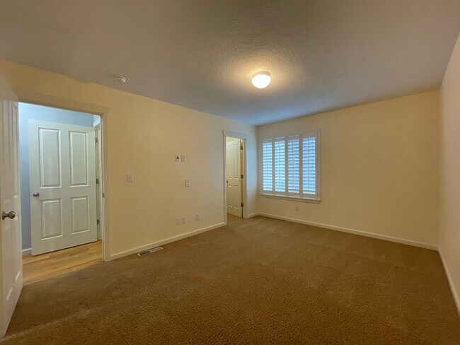 Building Photo - 3 Bedroom 2.5 Bathroom House with Bonus Room ~ Garage, A/C, includes Washer and Dryer ~ Close to ...