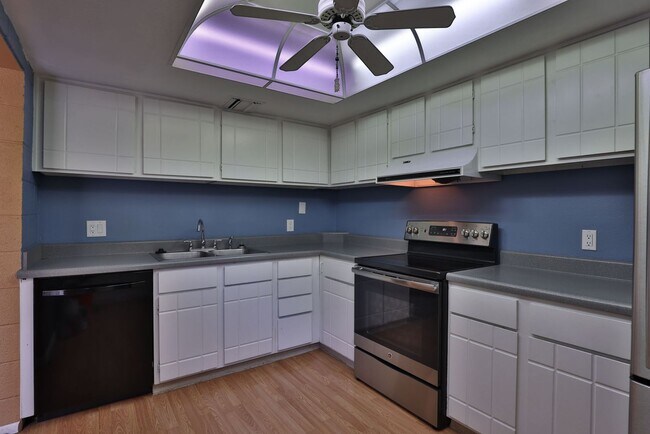 Building Photo - Arcadia condo w/patio