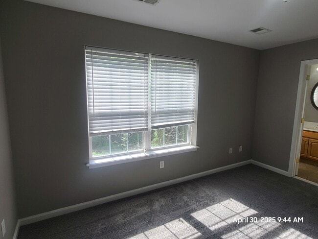 Building Photo - End Unit Town Home in Waynesboro, PA!