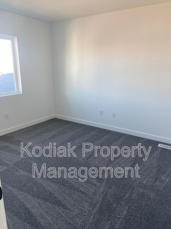 Building Photo - 1439 W Stable St